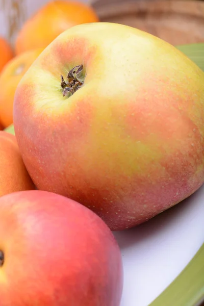 Många olika frukter för hälsan hos hela familjen, persika, mandarin, apple — Stockfoto