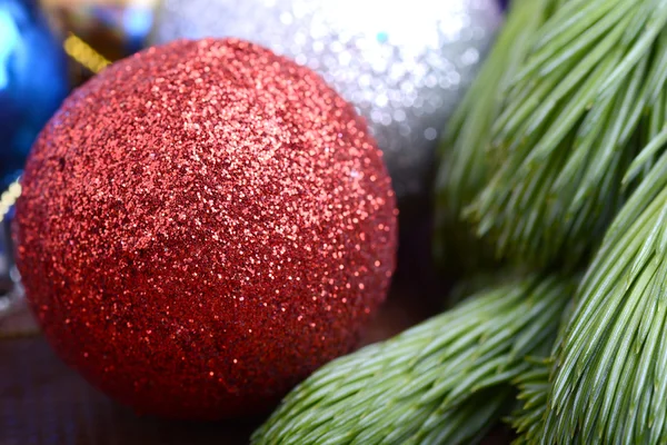 Geschmückter Weihnachtsbaum - Feiertagshintergrund, grüner Baum Vorabend Zweig in Nahaufnahme mit Weihnachtskugeln — Stockfoto
