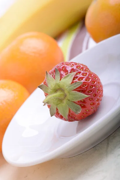 Composición de frutas frescas coloridas mandarina, fresa, melocotón, plátanos y naranja — Foto de Stock