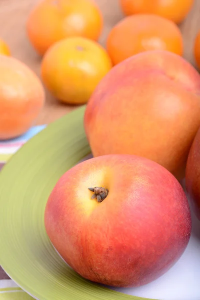 De nombreux fruits différents pour la santé de toute la famille, pêche, mandarine, pomme — Photo