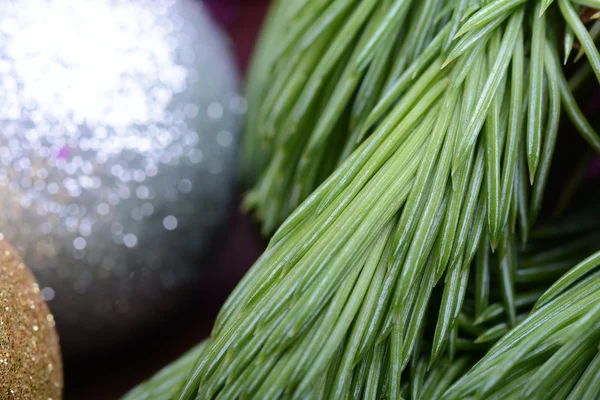 Крупный план красивых рождественских безделушек, украшенная елка, праздничный фон, ветка кануна зеленой елки закрывается рождественскими шарами — стоковое фото