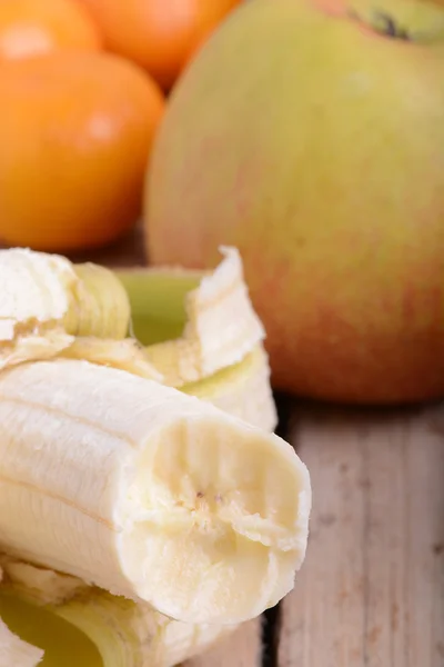 マンダリンのリンゴとバナナの木の板に — ストック写真