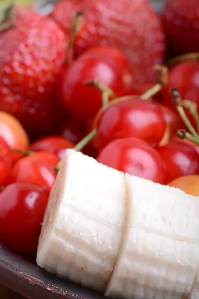 Composizione con frutta ciliegia banane fragola — Foto Stock