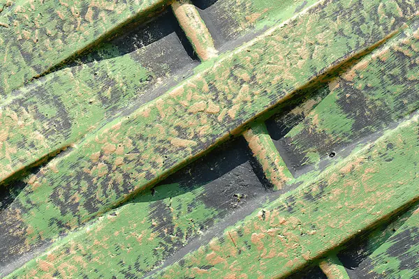 Oude roestige groene gegolfde metalen muur — Stockfoto