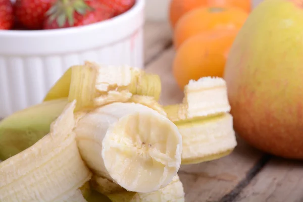 バナナ アップル マンダリン桃健康食品のコンセプトとして木製の背景にイチゴ — ストック写真