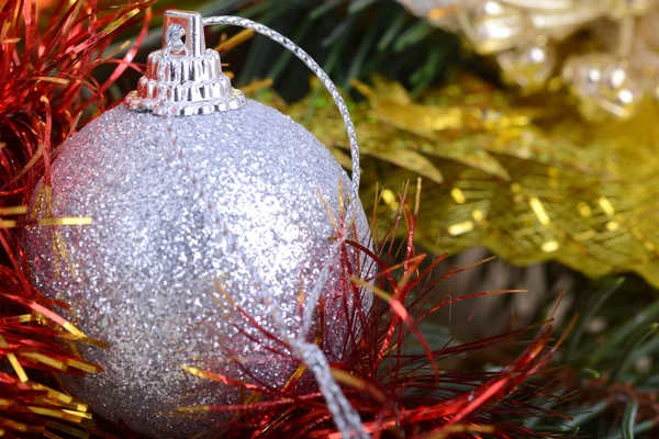 Prettige kerstdagen en gelukkig Nieuwjaar. Nieuwjaar decoratie. Nieuwjaar ballen — Stockfoto