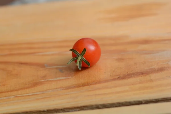 Rode cherry tomaten op een oude houten achtergrond — Stockfoto