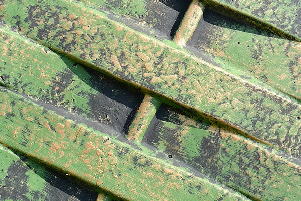 Grön metall konsistens med fläckar av rost stål på dess yta, tagna utomhus — Stockfoto