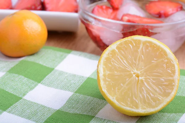 Primer plano de una taza de fresas en rodajas con limón — Foto de Stock