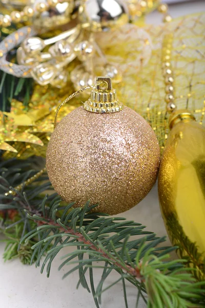 Caixas de presente de luxo sob a árvore de Natal, decorações de casa de Ano Novo, envolvimento dourado de presentes de Papai Noel, abeto festivo decorado com guirlanda, conjunto de bugigangas, celebração tradicional — Fotografia de Stock