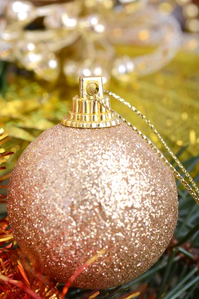 Árbol de Navidad decorado con varios regalos. Navidad y Año Nuevo. Escena navideña. Regalos de Navidad bajo el árbol de Navidad — Foto de Stock