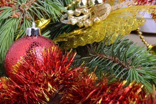 Composición navideña con caja de regalo y decoraciones — Foto de Stock