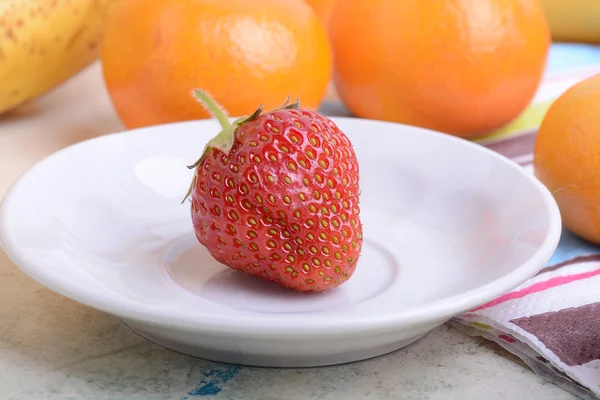 Fragola, mandarino, arancia, banana, tanti frutti diversi per la salute di tutta la famiglia — Foto Stock