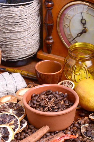 Kaffebönor, ljus, gammal flaska, vintage klocka, citron, kanel, anis och aroma spice — Stockfoto