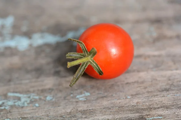 Rode cherry tomaten op een oude houten achtergrond — Stockfoto