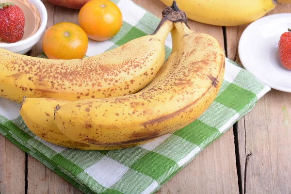 Mandarina, plátanos y manzanas, alimentos frescos saludables de cerca — Foto de Stock