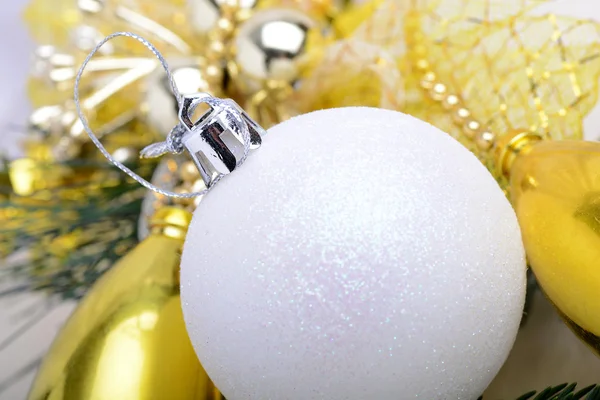 Festive golden christmas decoration, candles, white balls, green fir tree branch, close up — Stock Photo, Image