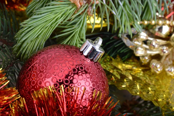 Composición navideña con caja de regalo y decoraciones —  Fotos de Stock