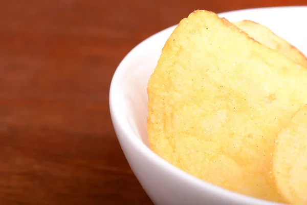 Patatas fritas crujientes se cierran en plato blanco —  Fotos de Stock