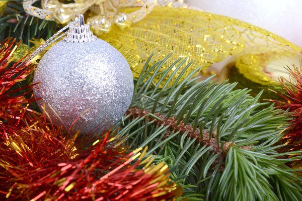 クローズ アップのクリスマス ボールと緑のモミの木の枝、新しい年への招待カード — ストック写真