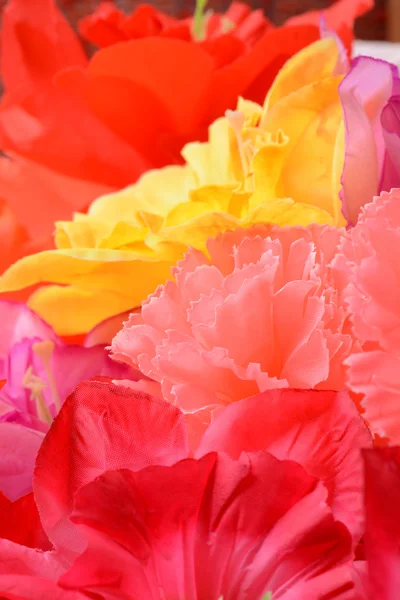 Konstgjorda blommor röda handgjorda velourman vävnad bakgrund på nära håll — Stockfoto