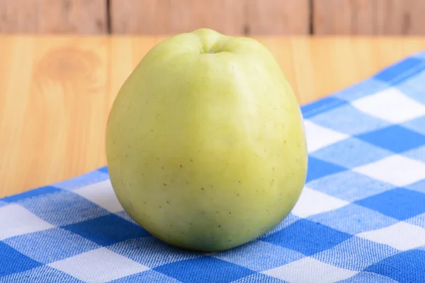 Frischer grüner Apfel auf blauem Materialrücken — Stockfoto
