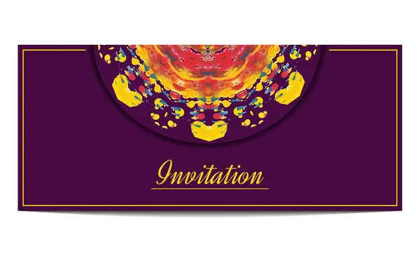 Invitación orr tarjeta greeteng con adorno étnico semicírculo sobre fondo púrpura — Vector de stock