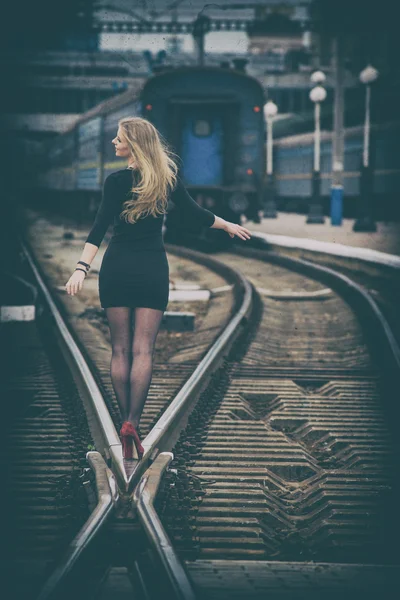 Belle femme sur les rails — Photo