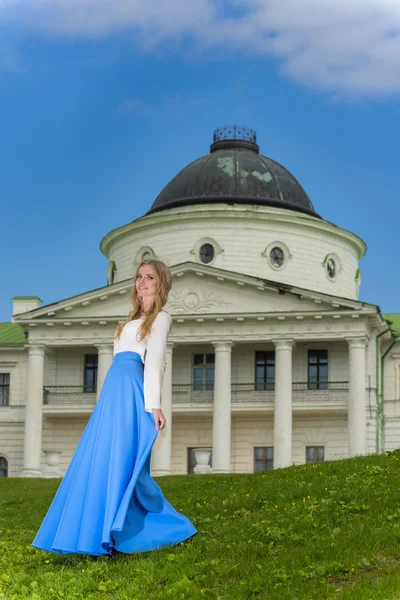 Vacker kvinna på naturen — Stockfoto