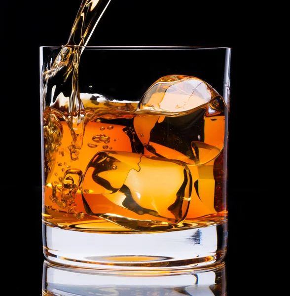 Un vaso de whisky. —  Fotos de Stock