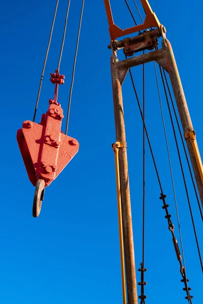 Red construction crane against the blue sky — Stock Photo, Image