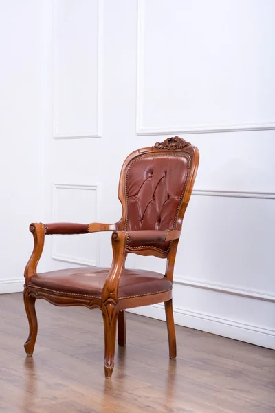 Vieille chaise en bois à l'intérieur — Photo