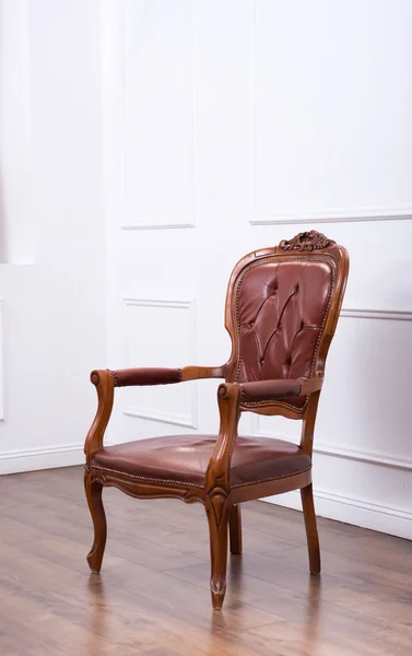 Vieja silla de madera en el interior — Foto de Stock