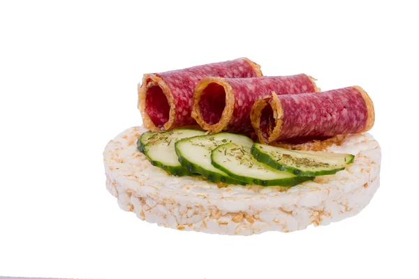 Sandviç sosis ve salatalık ile — Stok fotoğraf