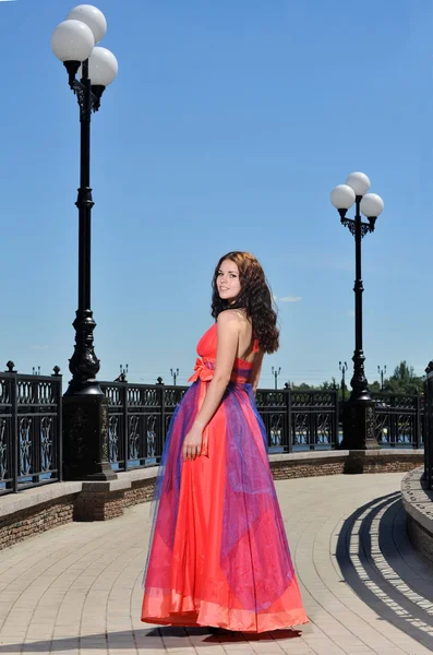 Menina de vestido na rua — Fotografia de Stock