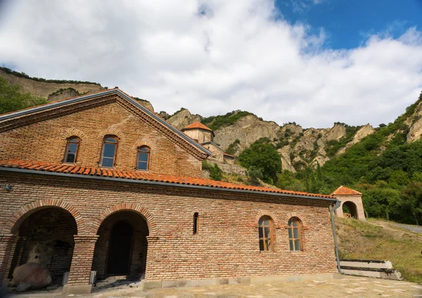 Antiguo monasterio ortodoxo en las montañas . —  Fotos de Stock