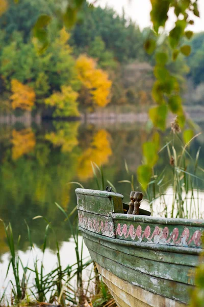 Barco e o lago — Fotografia de Stock