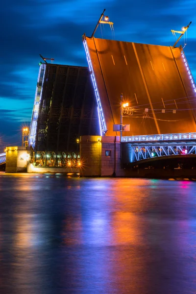 サンクトペテルブルクでの旋回橋 — ストック写真