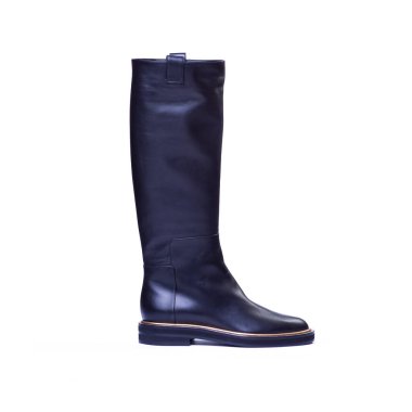 Tarafsız beyaz bir arkaplanda siyah kadın çizmesi.