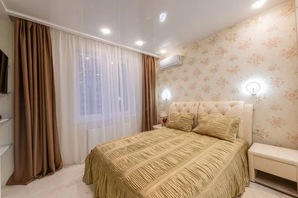 公寓里有一张床和其他家具的明亮房间 — 图库照片