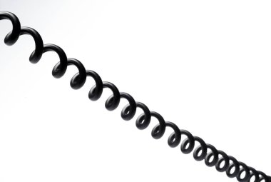 Tarafsız beyaz bir arkaplanda siyah iplikli tel.