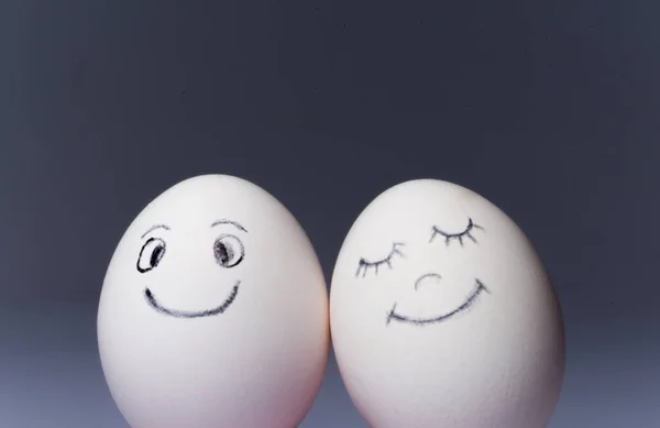 Ovos Galinha Com Emoticons Fundo Neutro — Fotografia de Stock