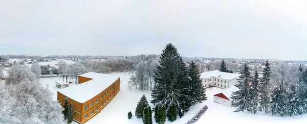 村里的学校在冬天从高处升起来 — 图库照片