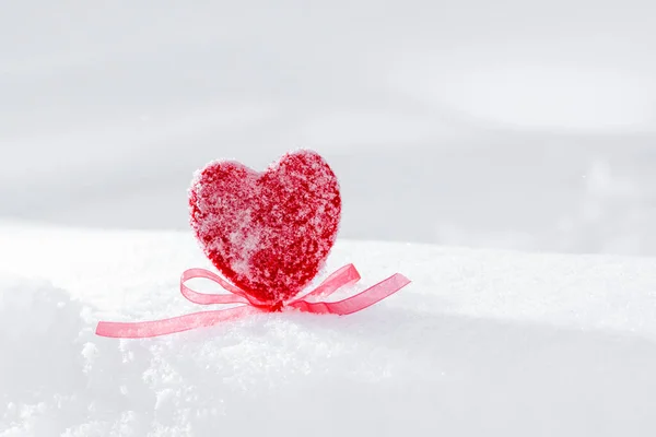 Coração Vermelho Com Arco Neve — Fotografia de Stock
