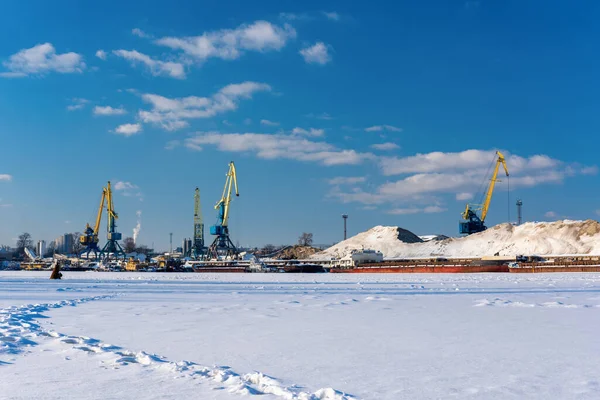 Frachtkräne Hafen Winter — Stockfoto