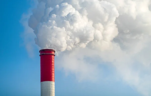 Chimenea Con Humo Blanco Contra Cielo Azul —  Fotos de Stock