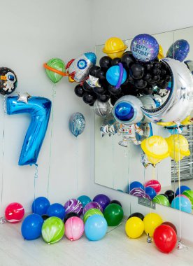 Kapalı alan şenlikli helyum balonları.