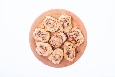 Türk, beyaz arka plandaki ahşap tezgahta tatlıdan zevk alıyor.