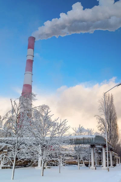 Industriële Schoorsteen Met Rook Een Fabriek Winter — Stockfoto