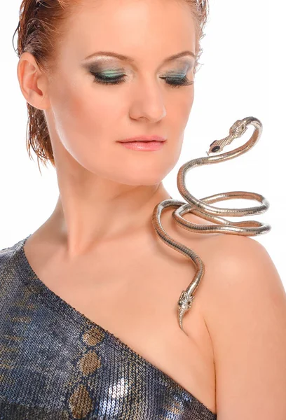 Žena Bižuterie Podobě Hada Neutrálním Bílém Pozadí — Stock fotografie